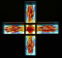 Witraż w kształcie krzyża przedstawiający serce Jezusa - Kościół w Kiczni